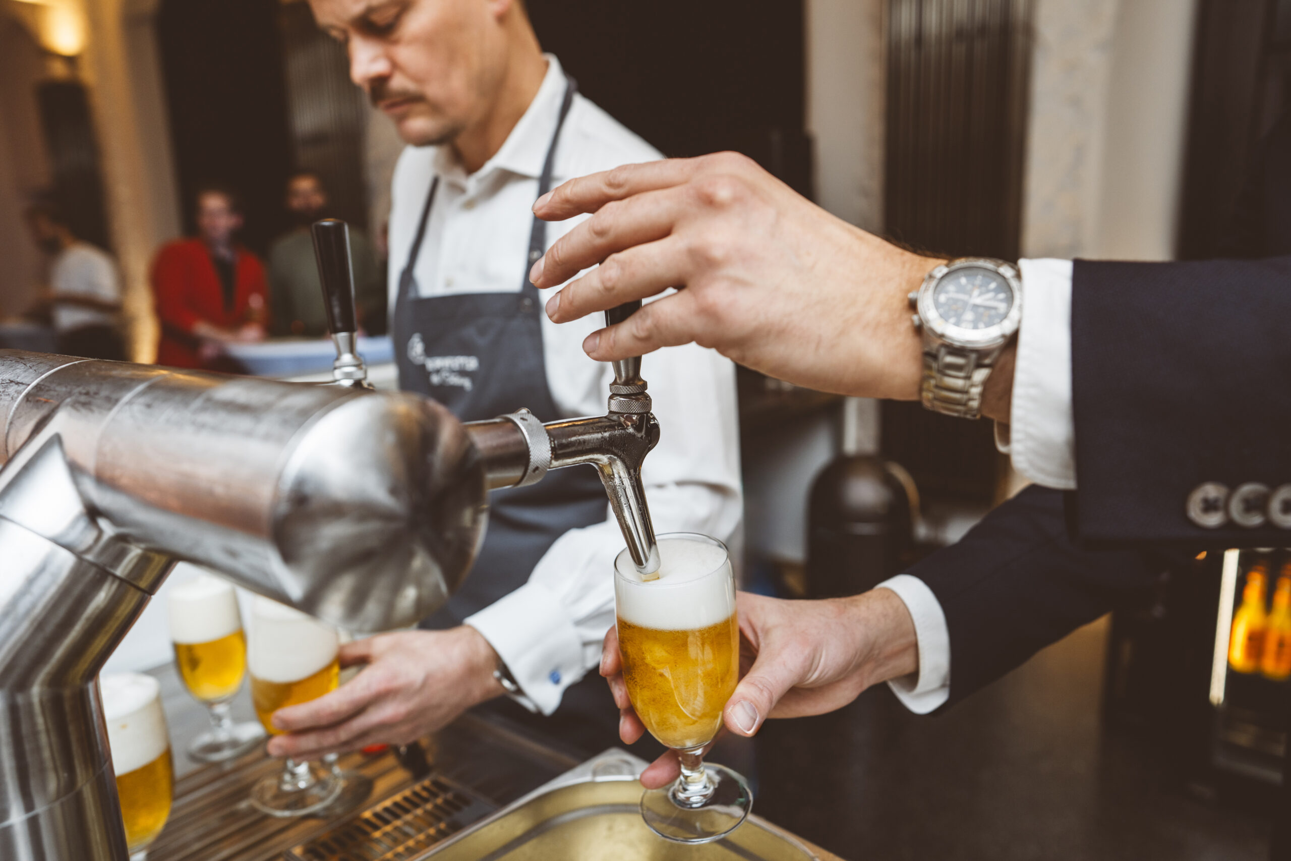 Ein Bier wird an der Zapfanlage zubereitet | Event Catering von Kaiserwetter