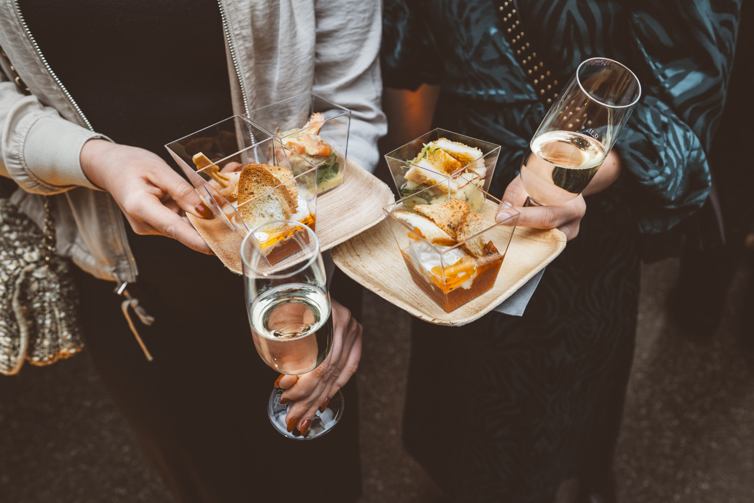 Getränke und Essen in den Händen gehalten und von oben fotografiert | Fingerfood Catering von Kaiserwetter