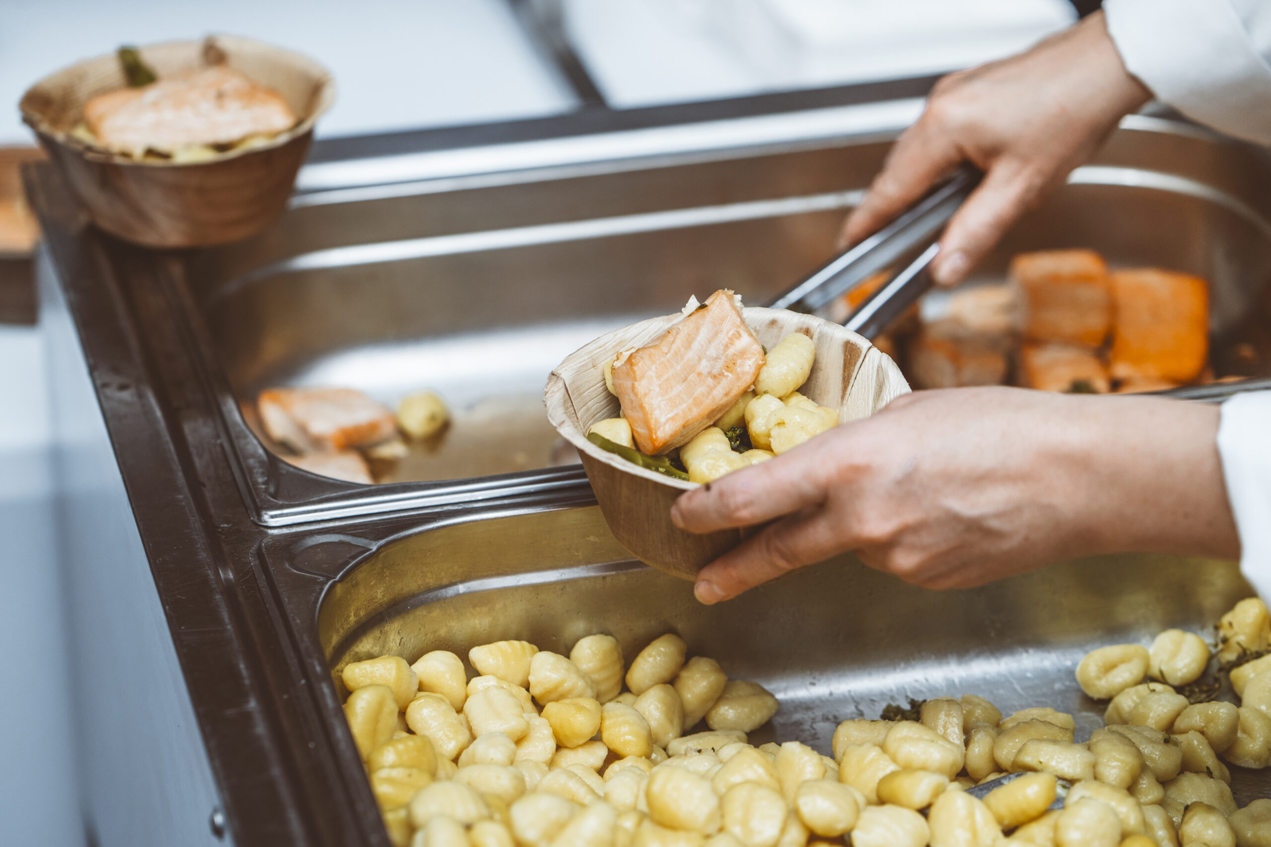 Eine Schüssel mit Lachs und Gnocci | Event Catering von Kaiserwetter