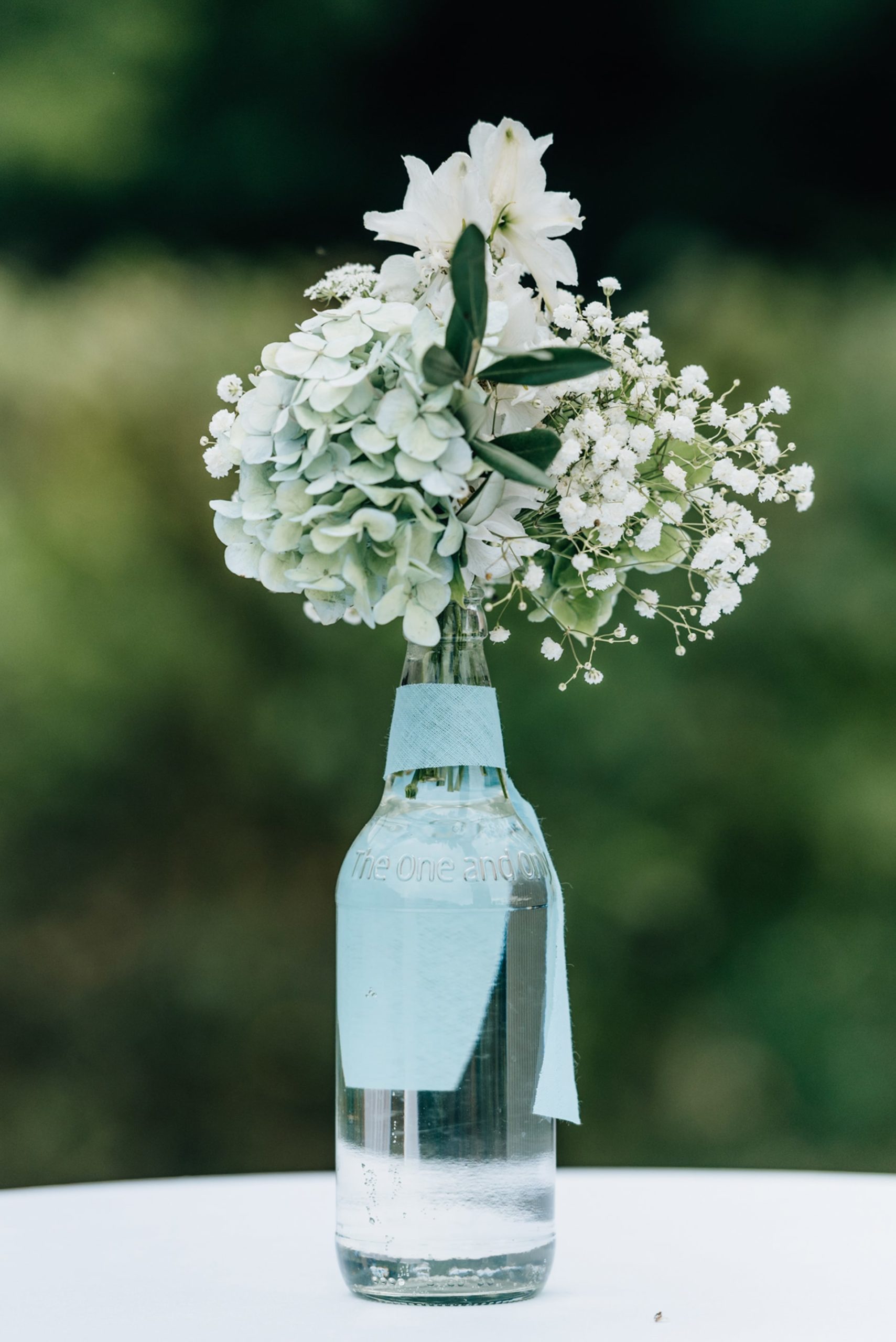 blumen in flasche tischdeko hochzeit wedding barbecue catering hamburg