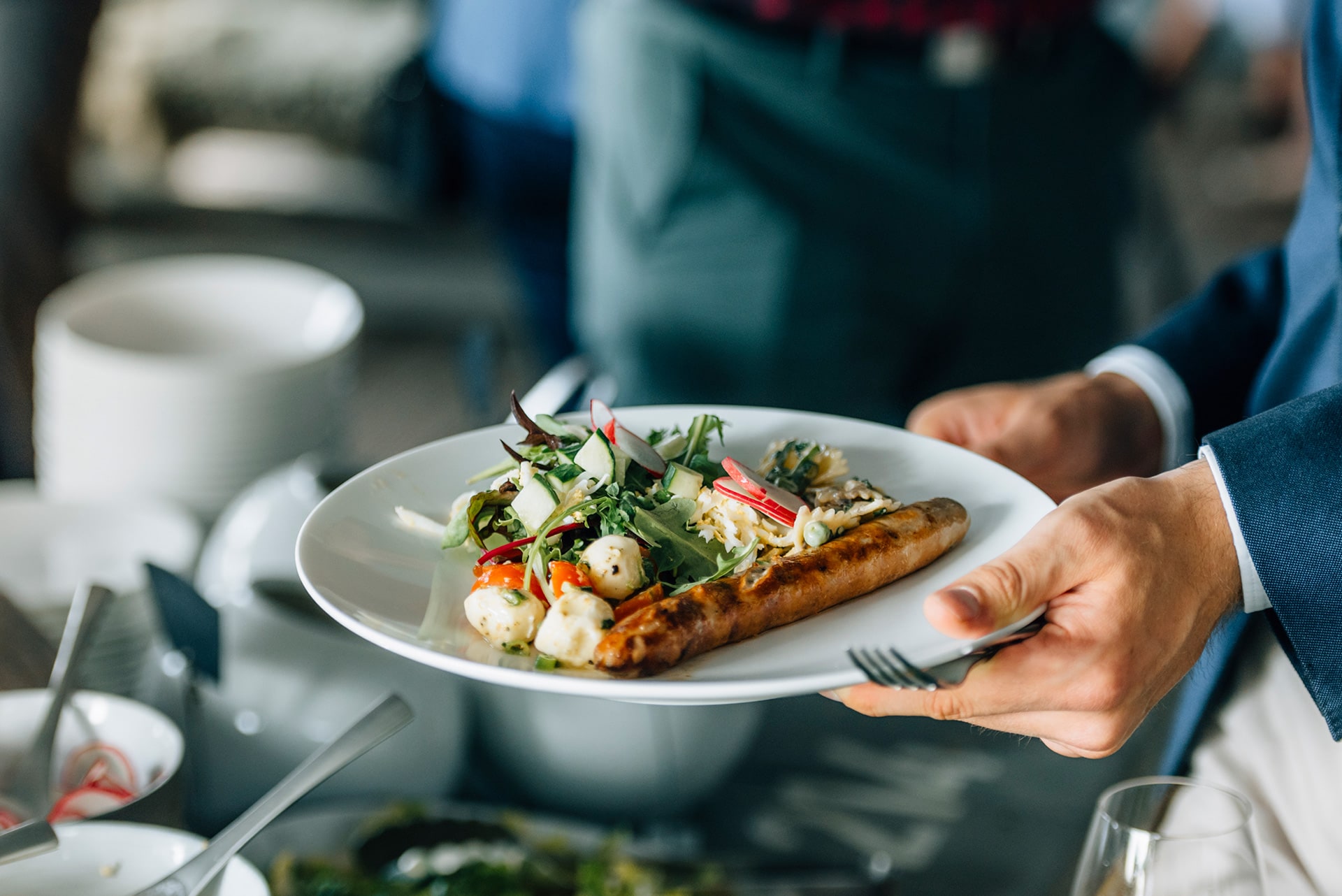 bratwurst und frischer salat bei grill catering für business events und frimenfeiern catering hamburg