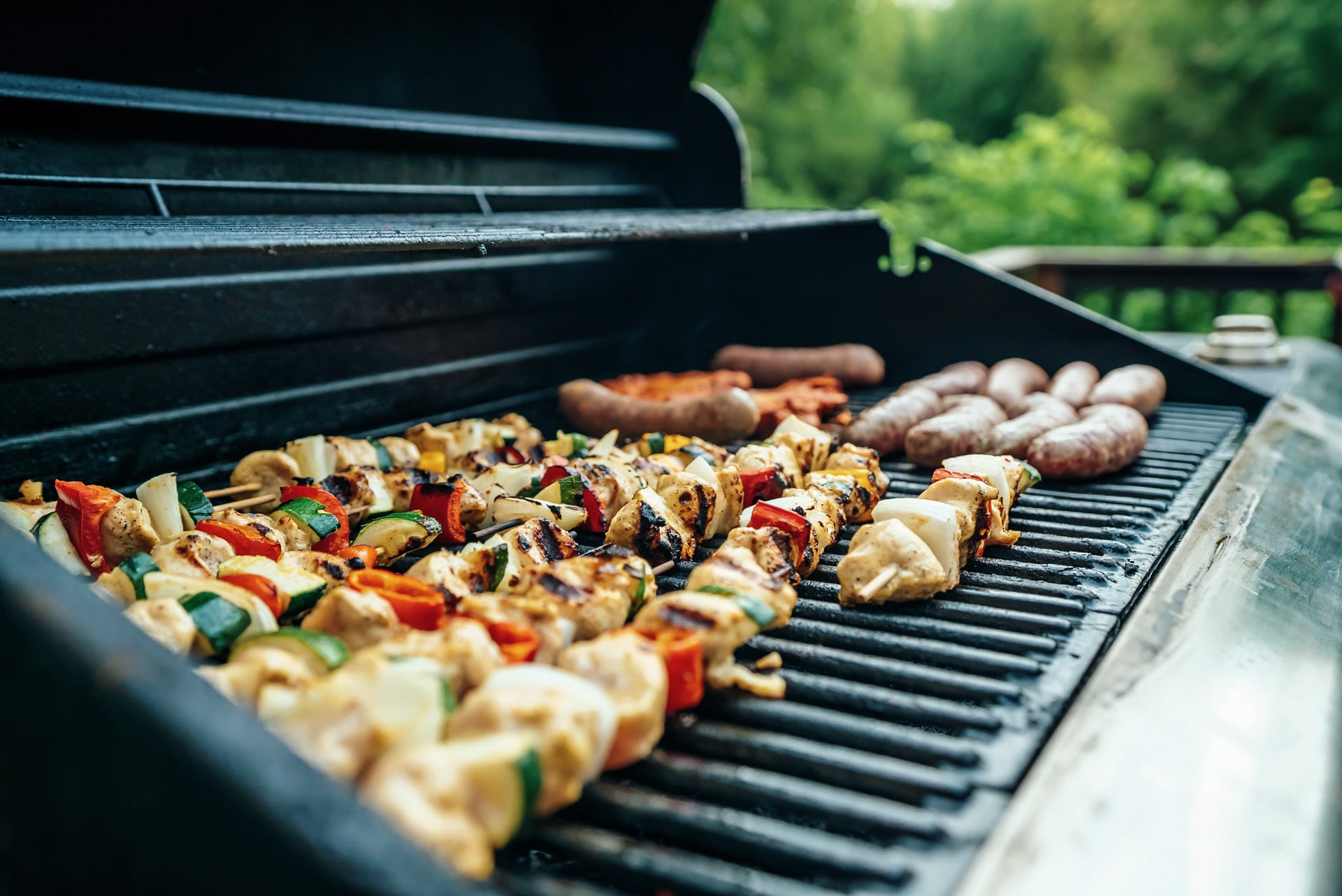 schaschlik spieße und bratwürstchen auf grill bei bbq catering kaiserwetter hamburg