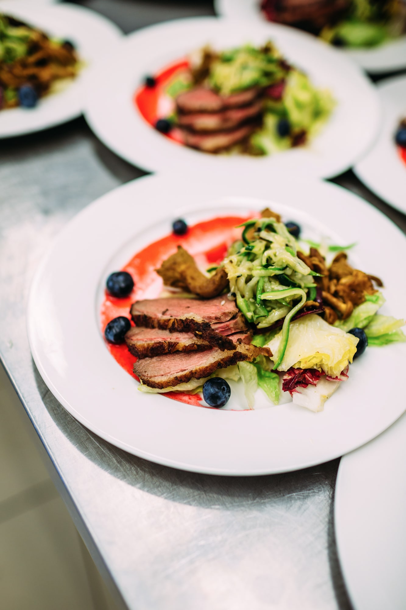 steak mit salat und grillgemüse leckeres und ausgewogenes mittagessen business lunch catering hamburg ins büro