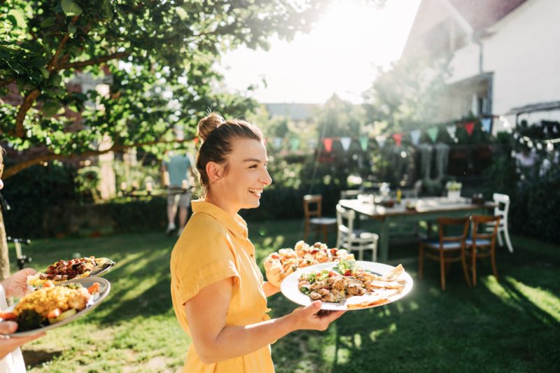 Frau serviert leckeres Essen Hamburg Catering für Gartenparty und private Feiern von Kaiserwetter