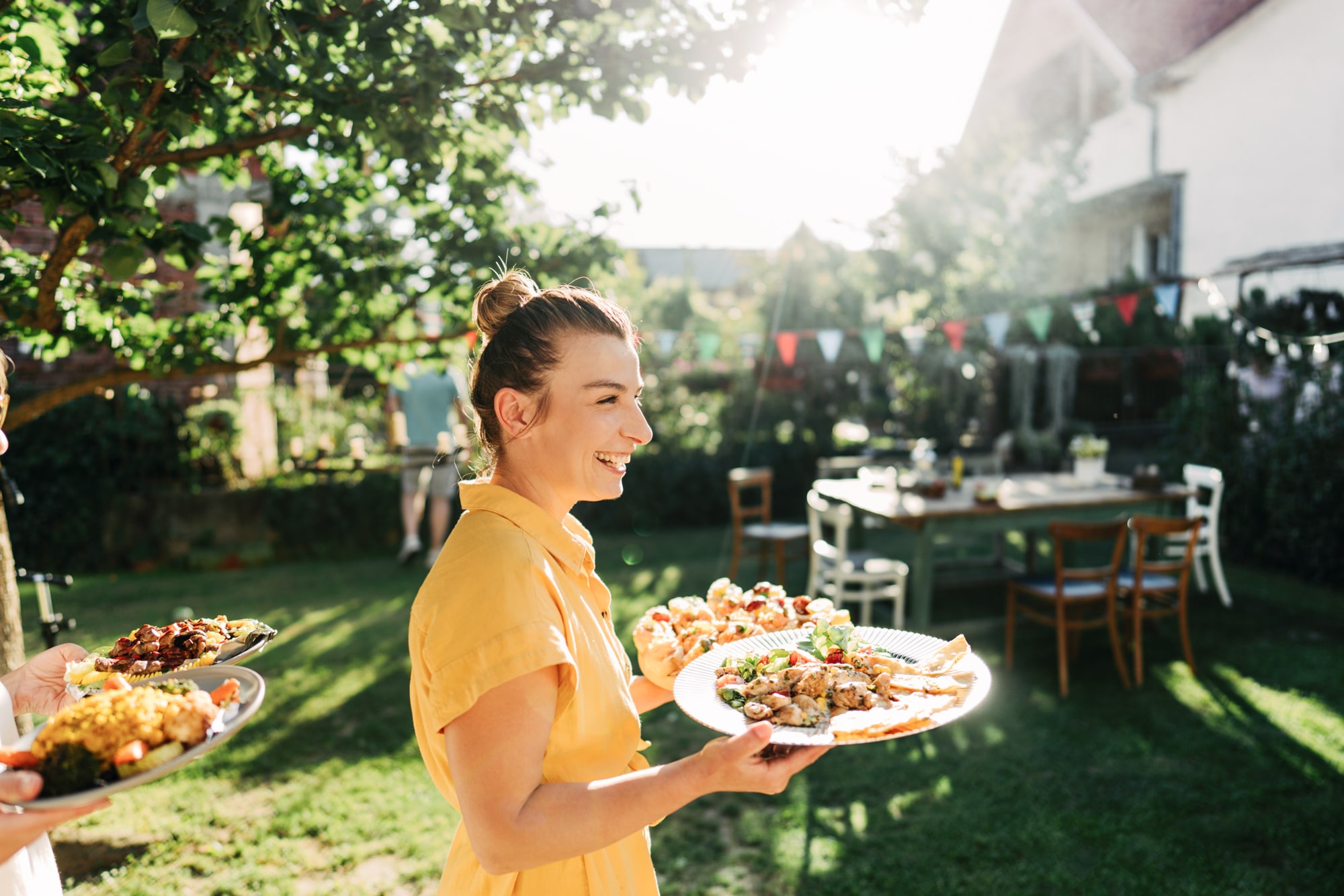 Frau serviert leckeres Essen Hamburg Catering für Gartenparty und private Feiern von Kaiserwetter