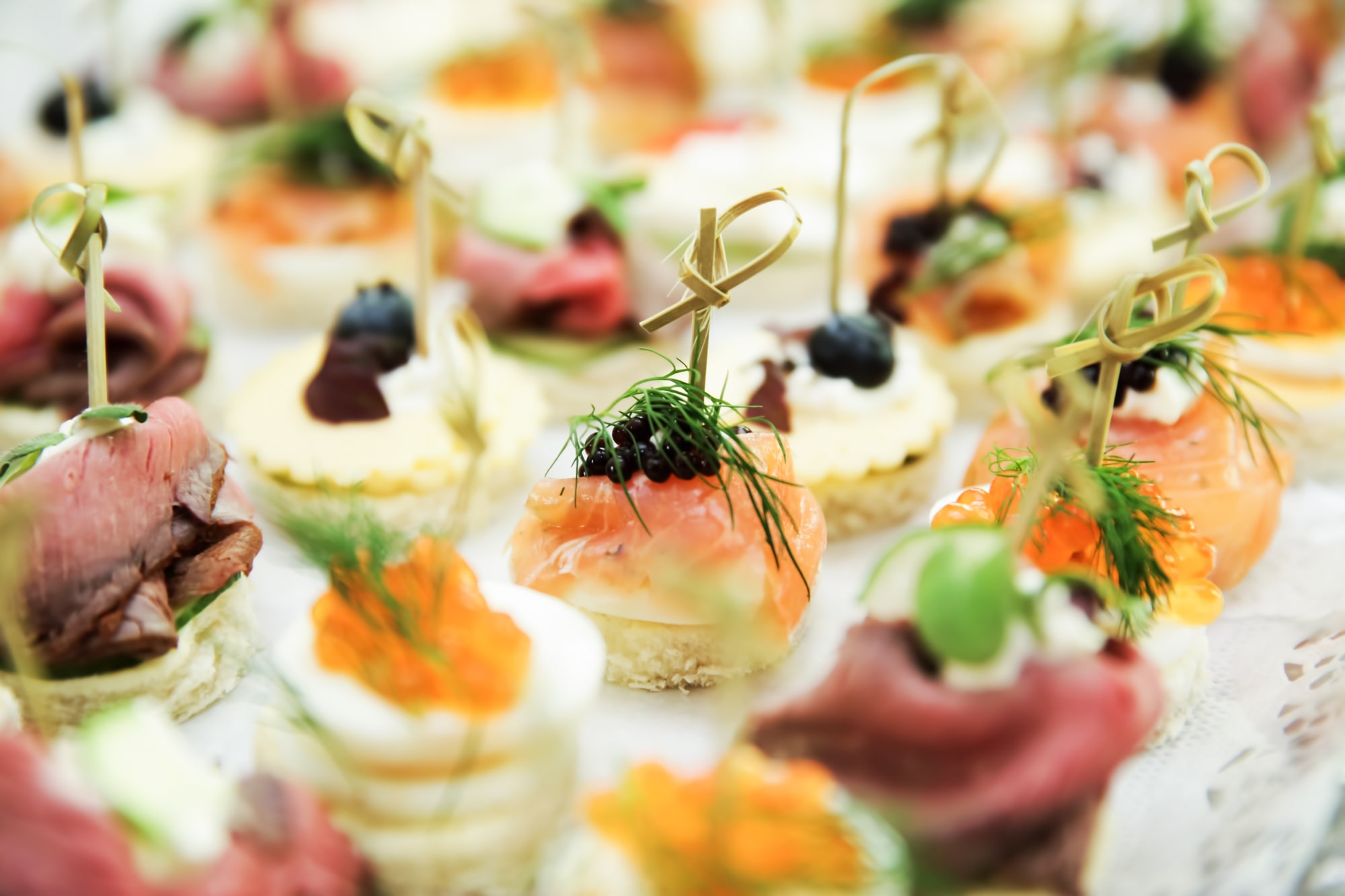 lachs und roastbeaf häppchen catering canapes und fingerfood catering hamburg kaiserwetter