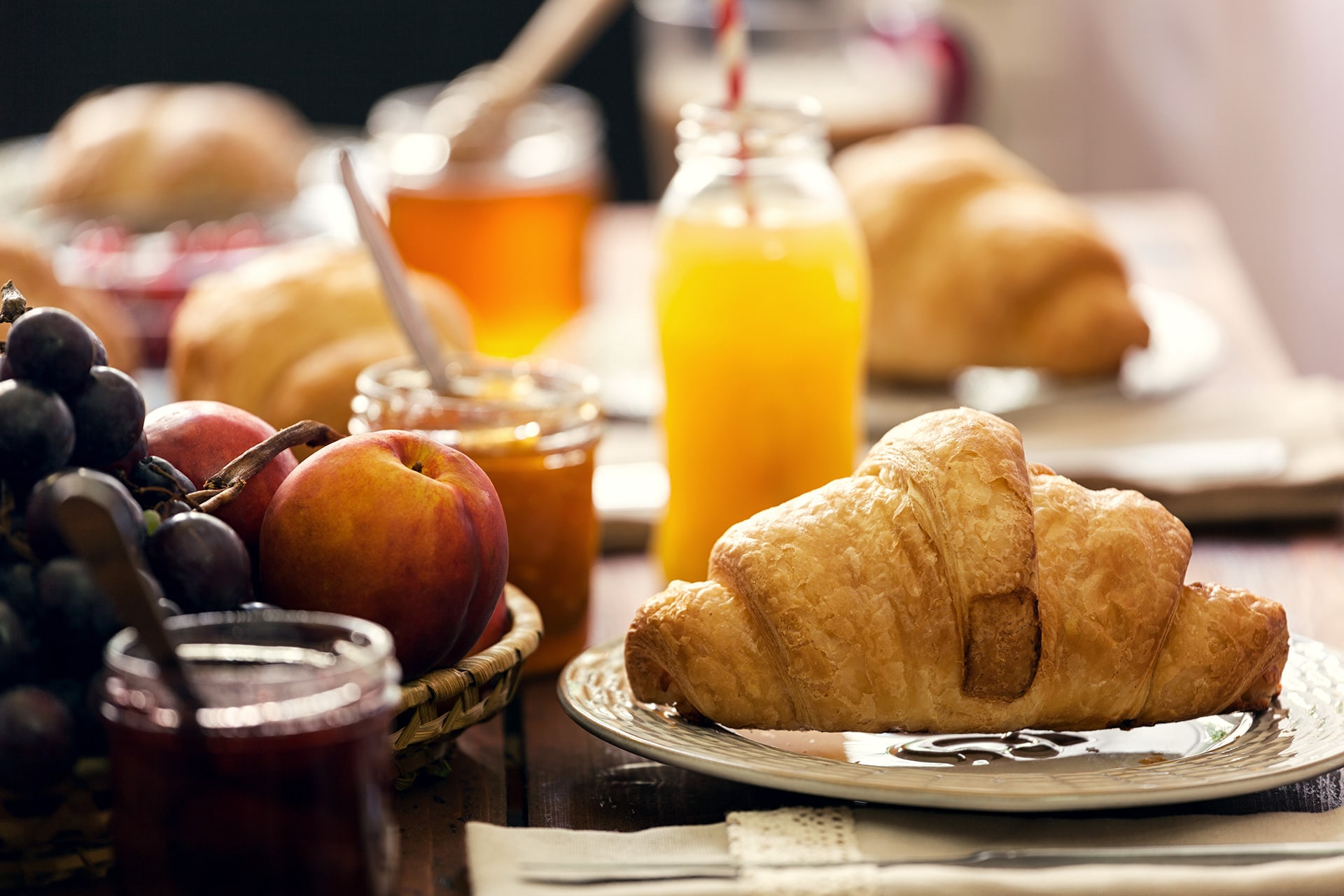 Croissant Orangensaft und frisches Obst Catering Frühstück Hamburg und Obstkörbe ins Büro Kaiserwetter