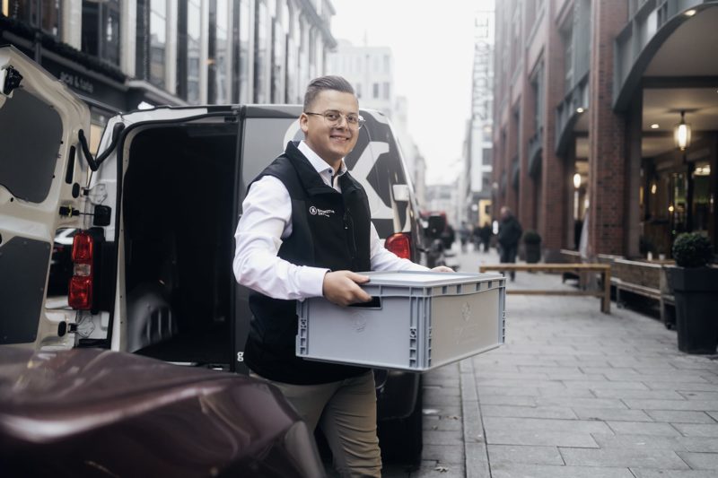 Catering Fahrer trägt frischhaltebox zu kaiserwetter event catering hamburg