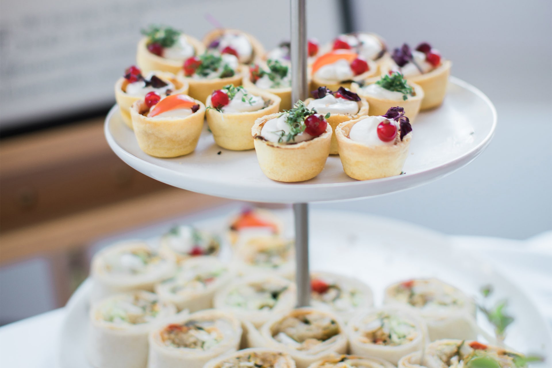 kleine häppchen und canapés auf etagere kaiserwetter frische caterer hamburg